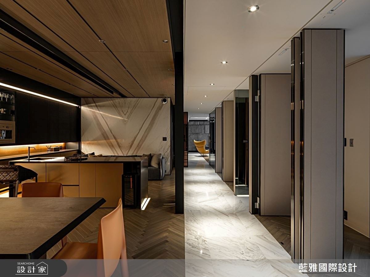 以可翻轉式的隔間牆面，解決單面採光的劣勢。