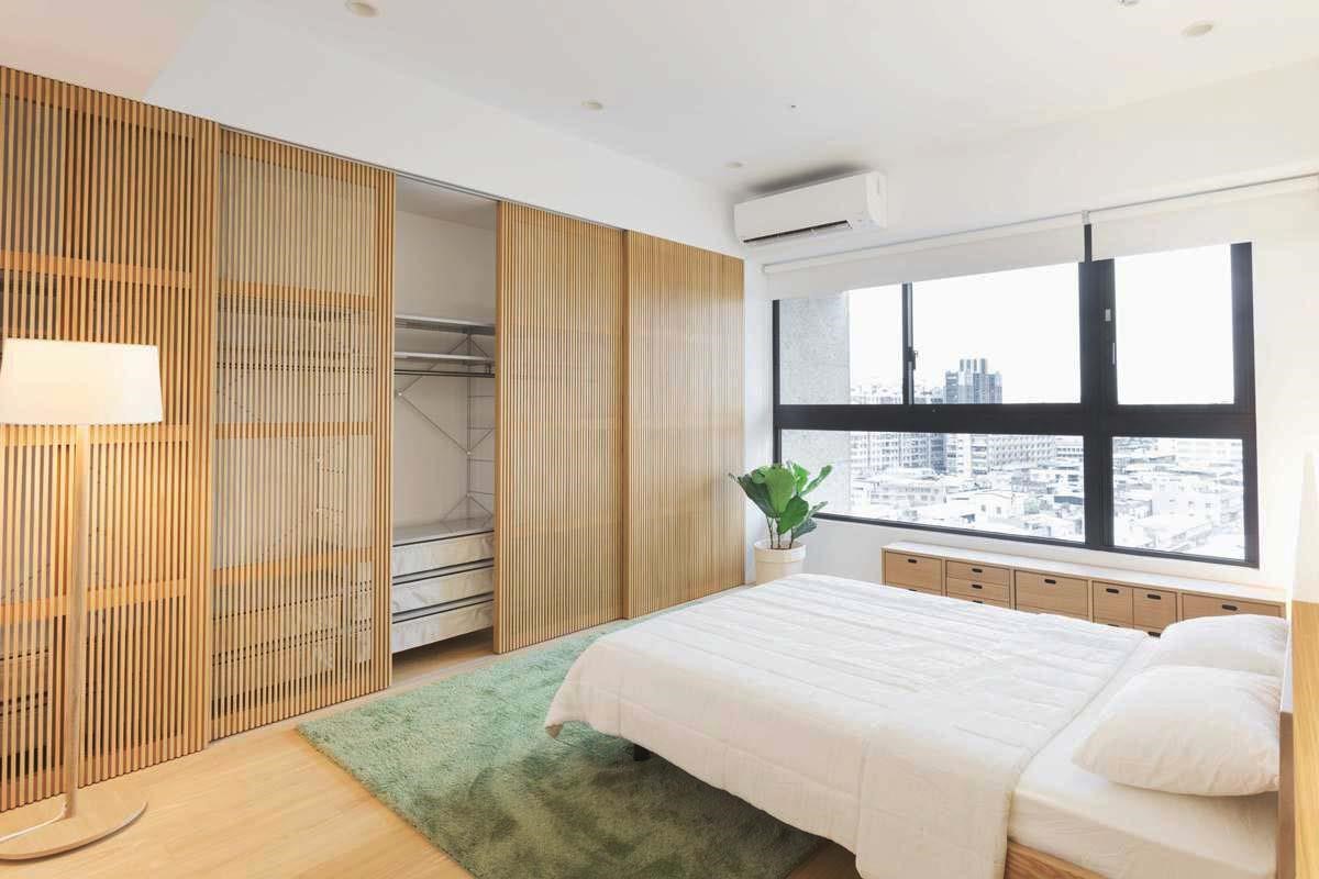 格柵式的滑門衣櫃，讓衣物收納更添質感。圖片提供_MUJI無印良品