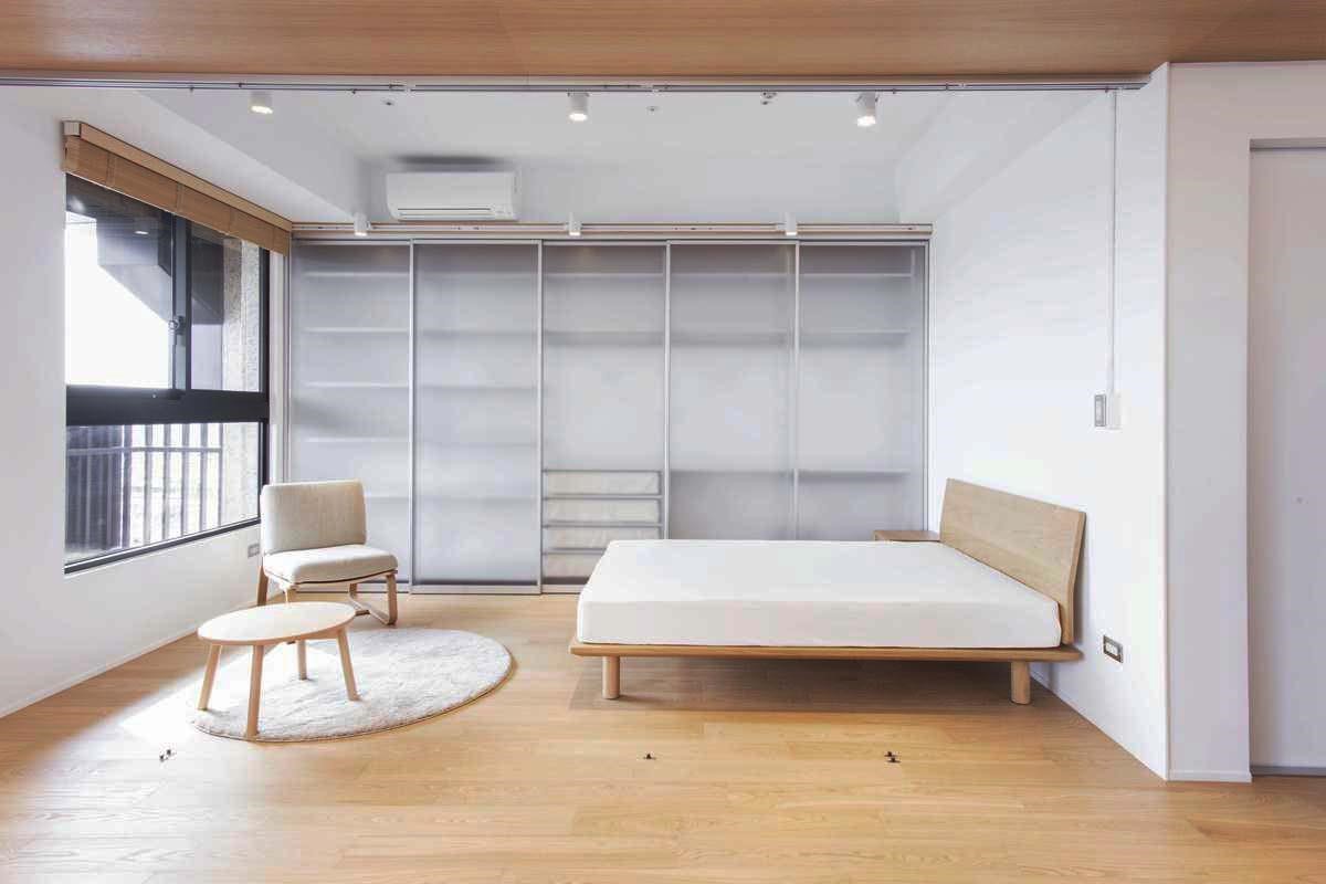 利用主臥室牆面，打造滑門式的衣櫃空間。圖片提供_MUJI無印良品