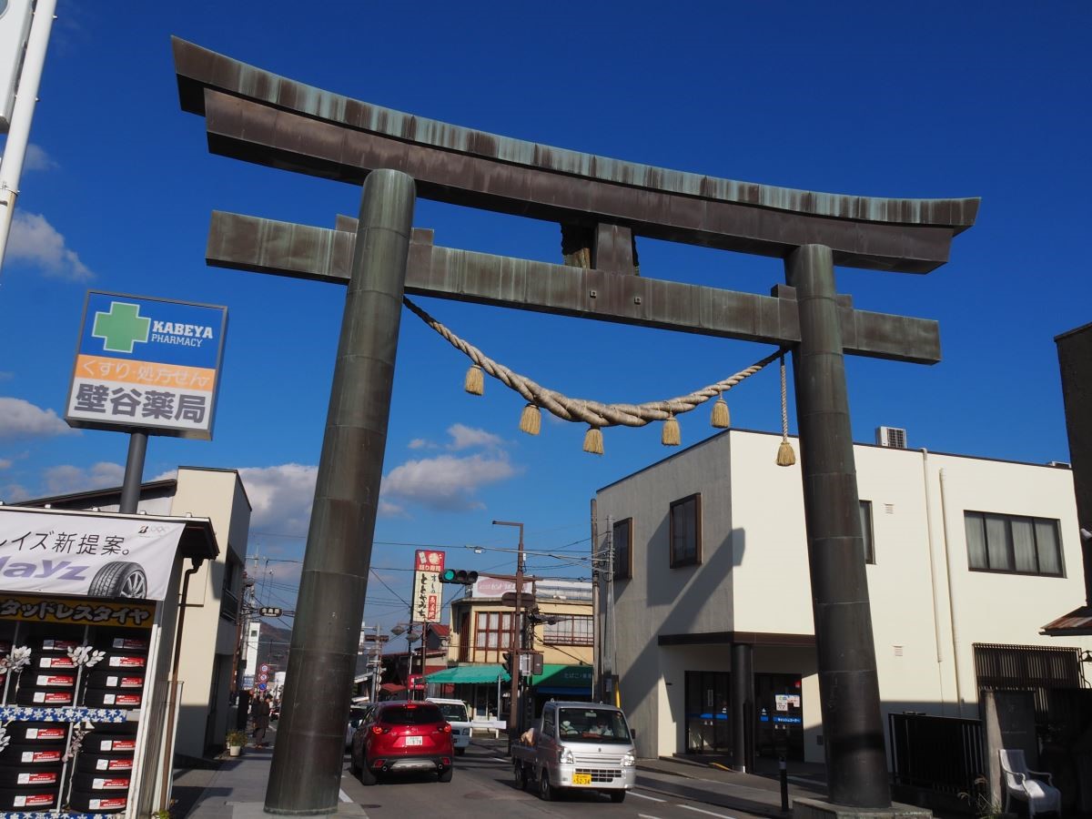 富士吉田大道上巨大的金鳥居，視為人界與富士山聖域的界線。