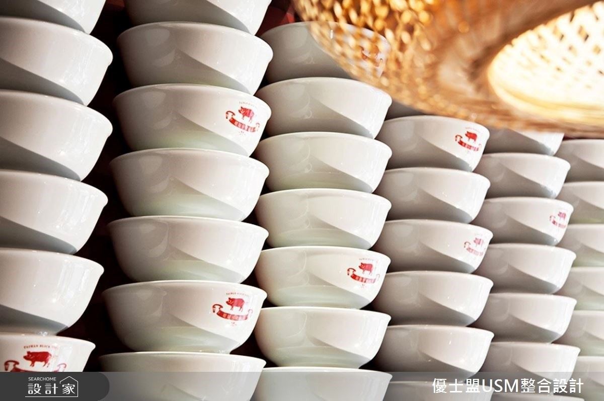 「眼鏡仔豬血湯」傳統小吃，以「傳統時尚」為核心，在