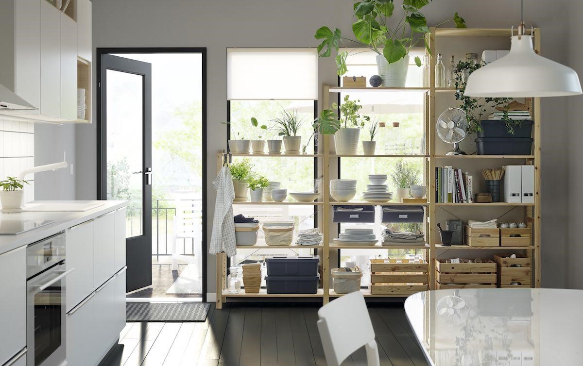 IVAR經過了50年仍然是家中收納的好幫手，小至客廳增加雜誌收納空間，或是在廚房和陽台增加大型物品擺放空間。圖片提供_IKEA