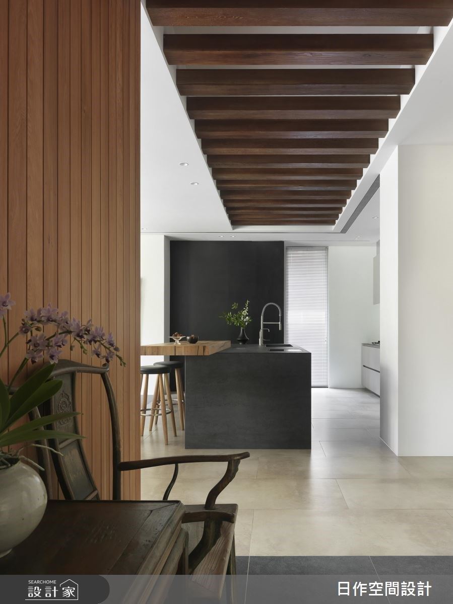 玄關壁面、天花以溫潤木格柵鋪陳,牽引空間視線。