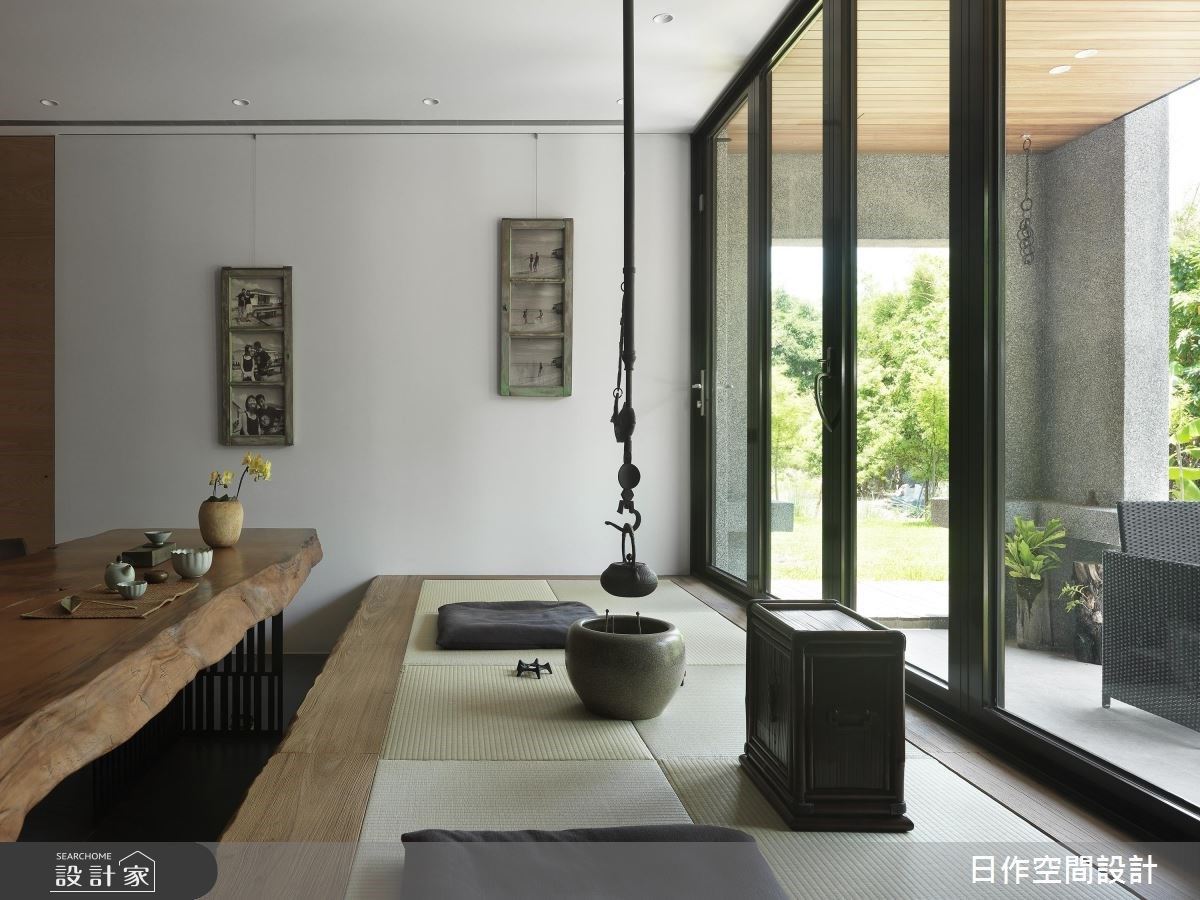 餐廳檯面運用異材質結合,漸進鋪陳用餐與品茶區,並以透明玻璃拉門援引戶外魚池景觀。