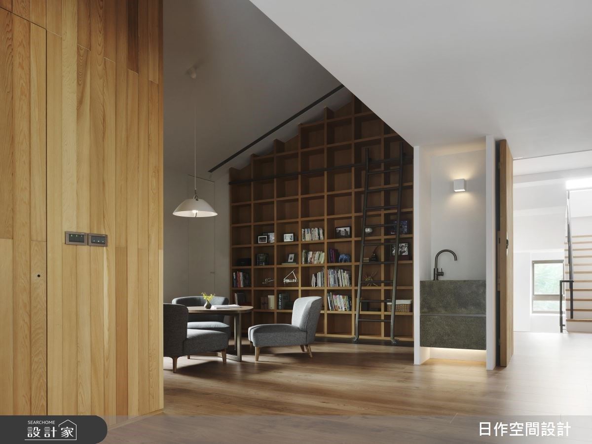 主臥起居空間採雙開門設計,貼心設置休憩閱讀區,並以中式「宅中宅」巧思提升空間使用品質。