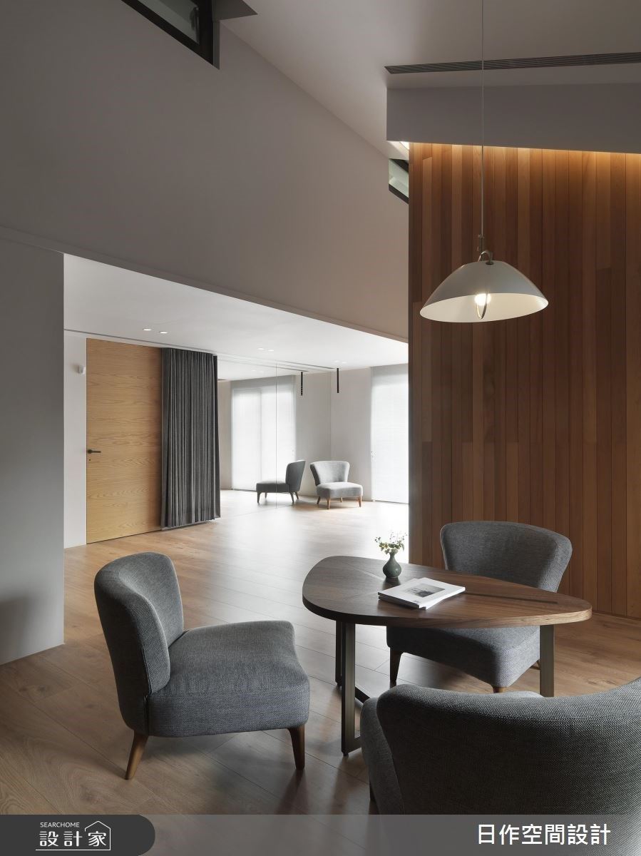 主臥房天花以中式木樑顯現屋高優勢,同時為休憩區域注入濃厚的東方底蘊。