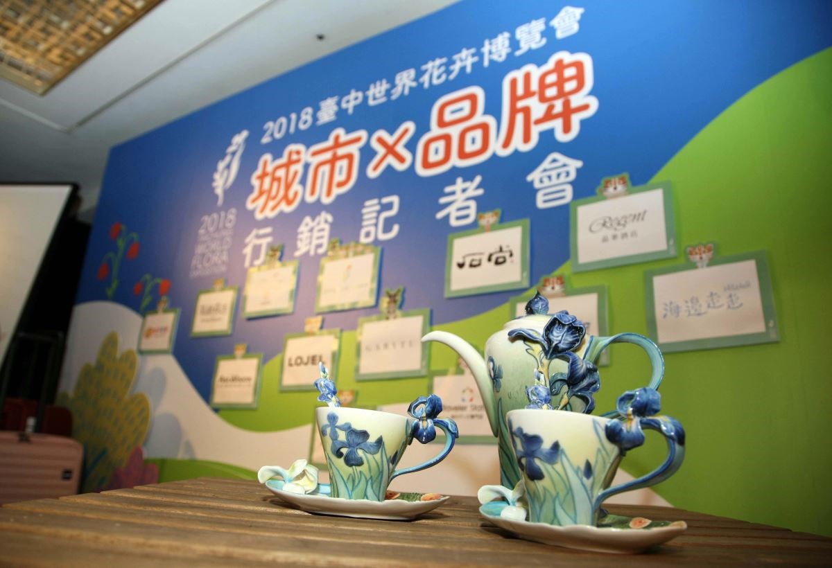 法藍瓷現場展出與「梵谷博物館」聯名開發的：「鳶尾之華」系列作品，完善詮釋花卉是大自然贈予世人的美好禮物。