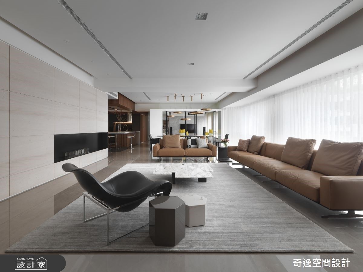 客廳跳脫傳統電視束縛，改以淡雅大理石搭配酒精壁爐，營造溫潤恬淡氣息。