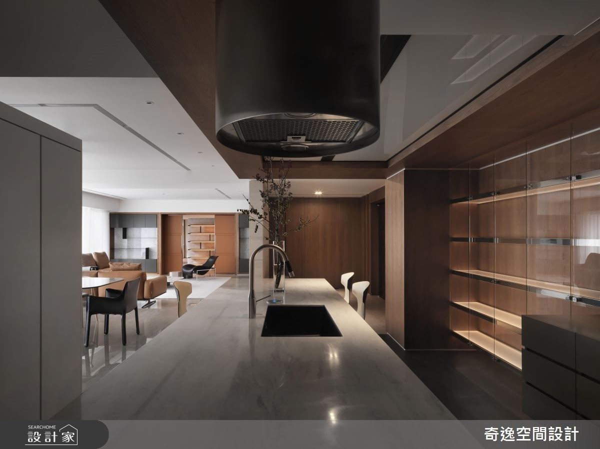 廚房的造型抽油煙機兼具俐落感及機能性，讓屋主在優雅氛圍中享受美食不受油煙困擾。