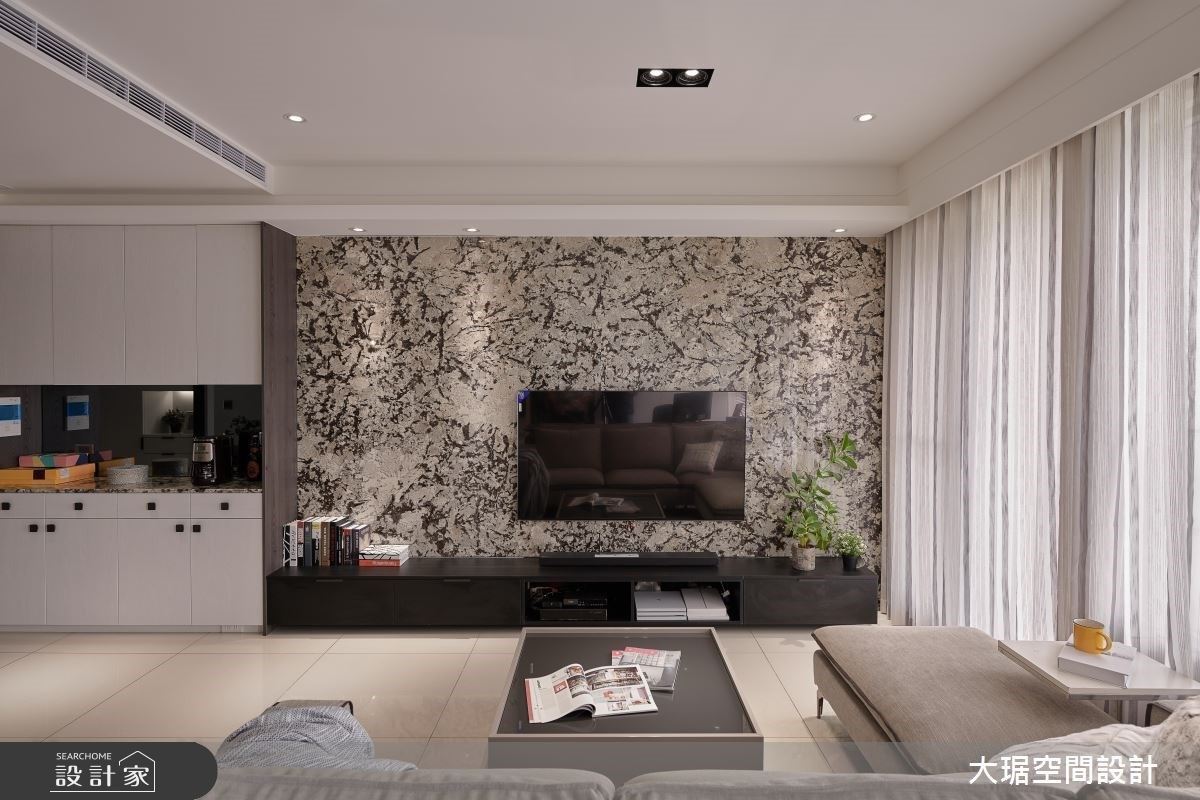 客廳牆面選用紋理花俏活潑的大理石,為樸質空間創造視覺焦點。