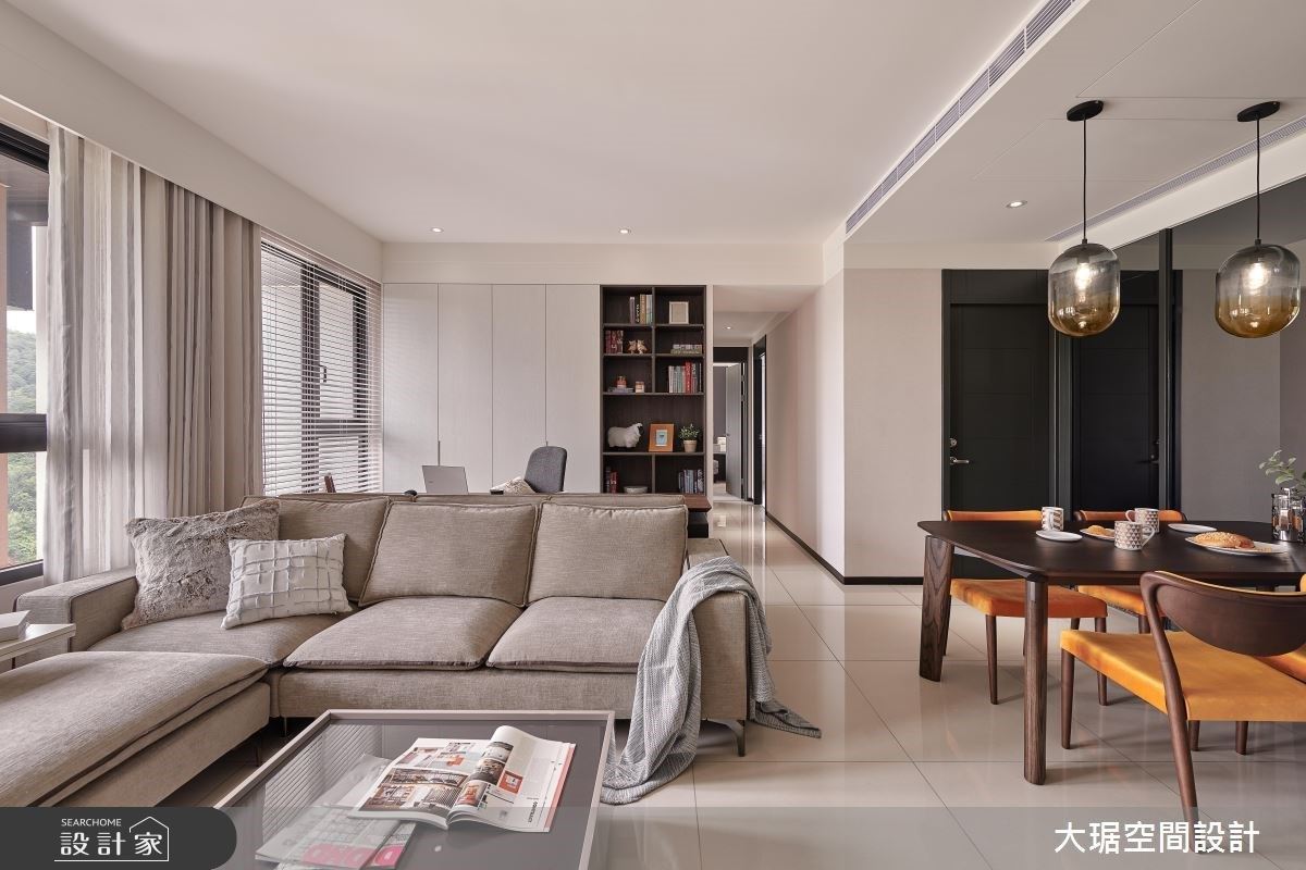 設計師選用淺棕色系沙發,呼應客廳休閒而自然的放鬆氛圍。