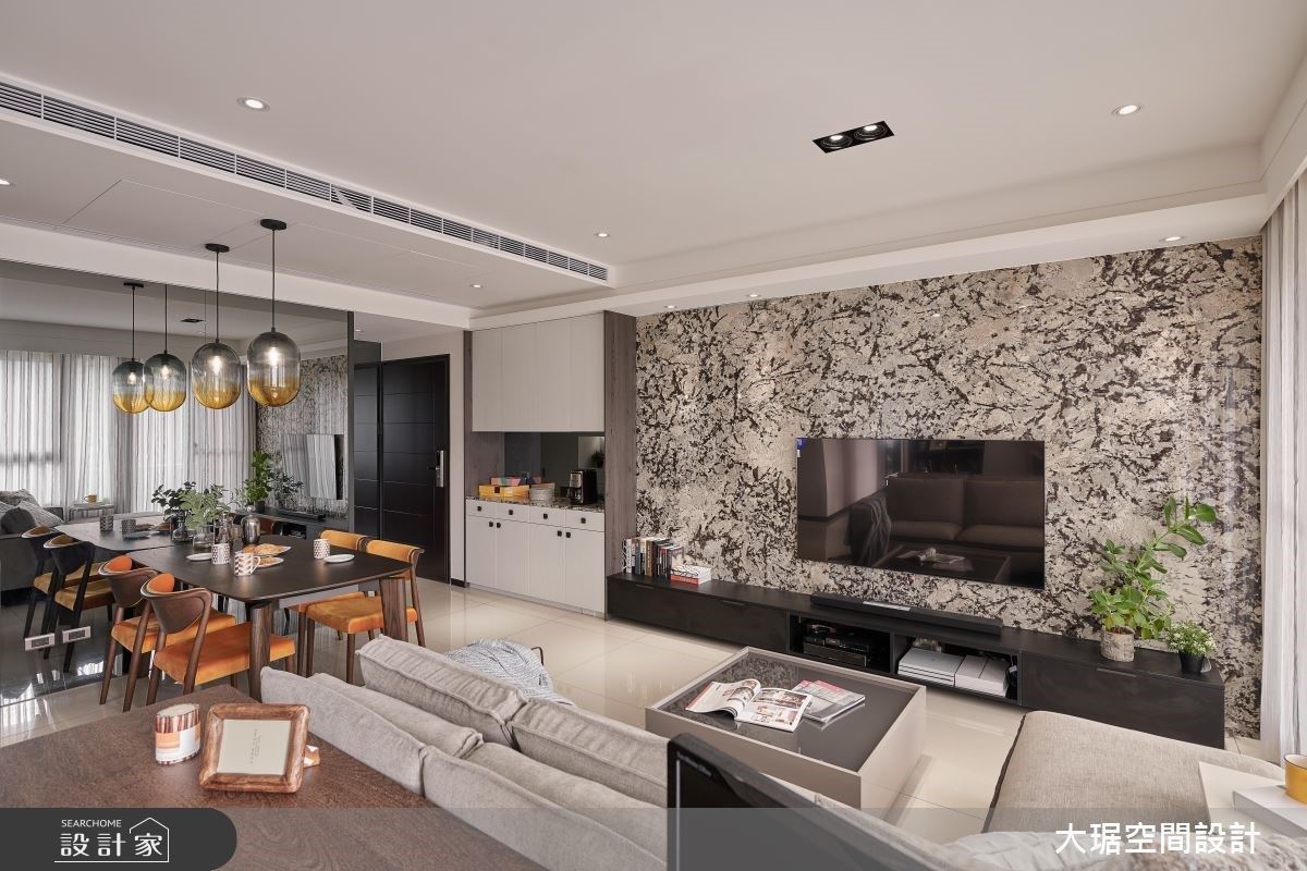 餐廳區域的大面灰鏡牆,不僅放大視覺效果,更營造出空間精緻感。