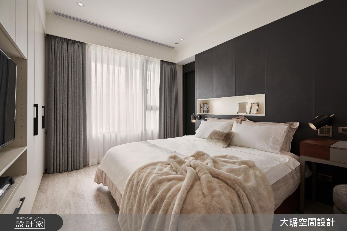 主臥床頭原有的壓迫大樑,在設計師的櫃體設計修飾下,藏於無形。