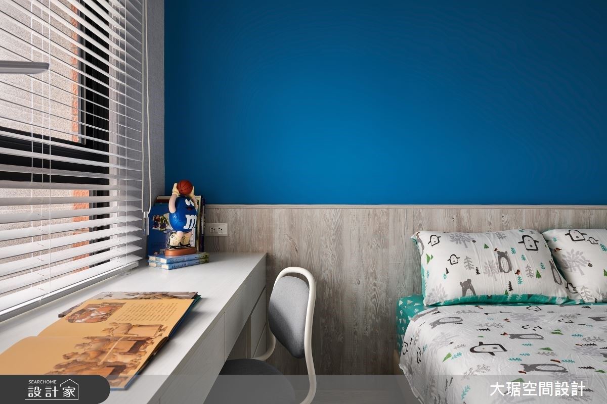 純淨的天空藍意象牆面,潛移默化中,為男孩保有童趣的想像空間。