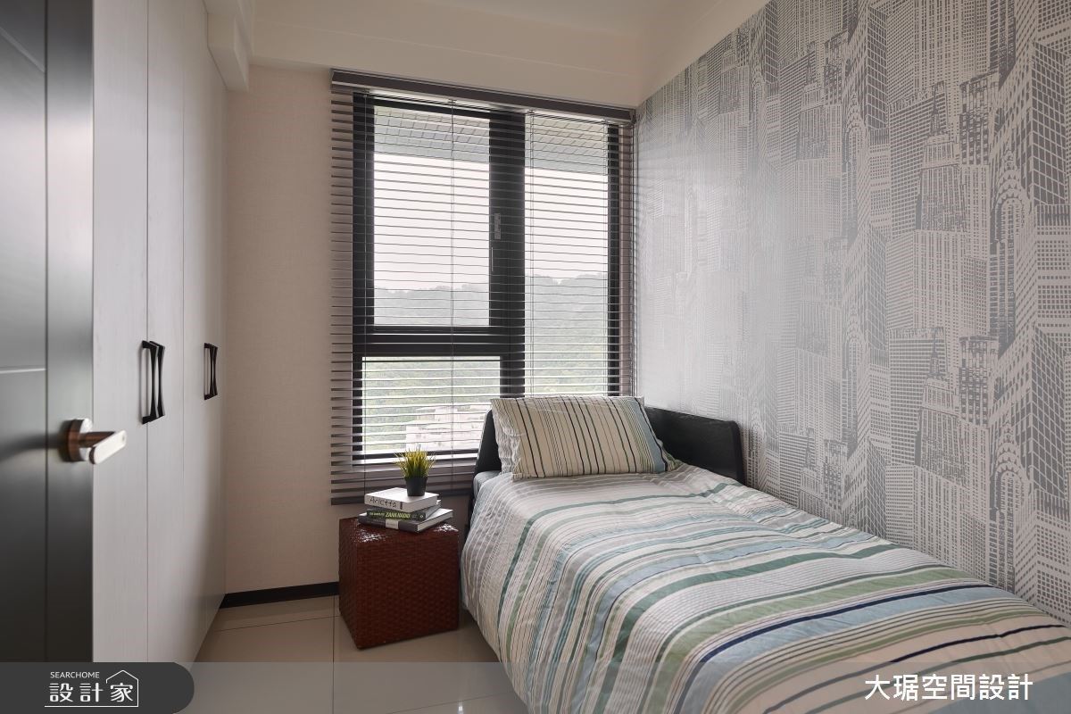 在手繪感的美式大廈壁紙襯托下,客房擁有了設計感十足的舒適氛圍。