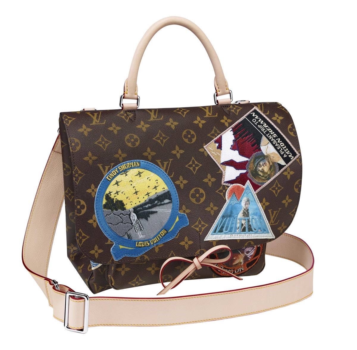 辛蒂·雪曼（Cindy Sherman）與路易威登 Camera Messenger 手袋，以Monogram 帆布製作。(圖片提供_路易威登)