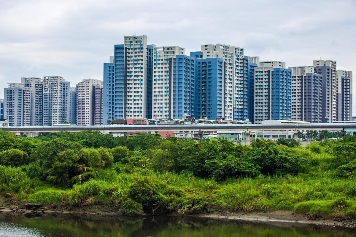 住在都市的高樓中，能擁有一面窗景，看到藍天，幾乎已