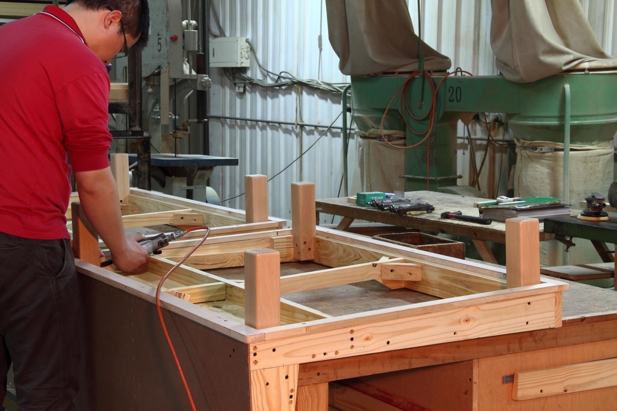 木工在拋光、裁切、鑽孔等作業的講究，打造出光滑不刮手的骨架木材。