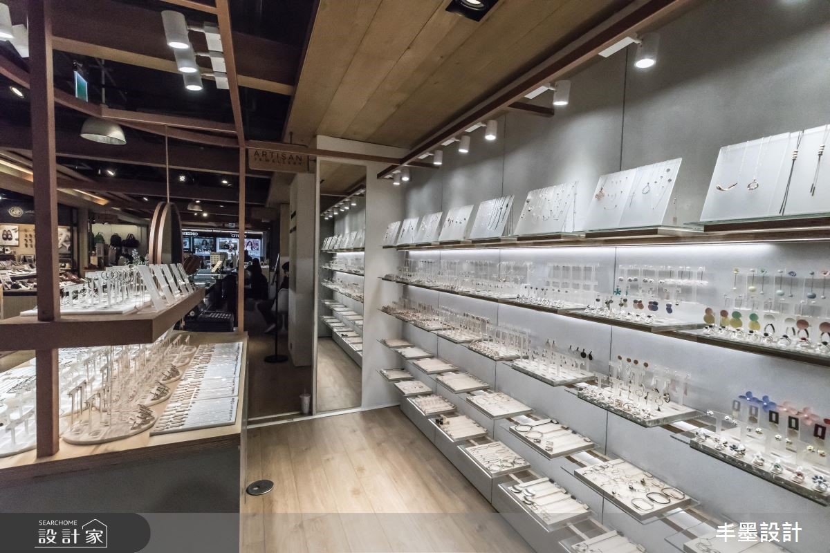 「ARTISAN」飾品店，設計師以簡約風打造商空店面，透