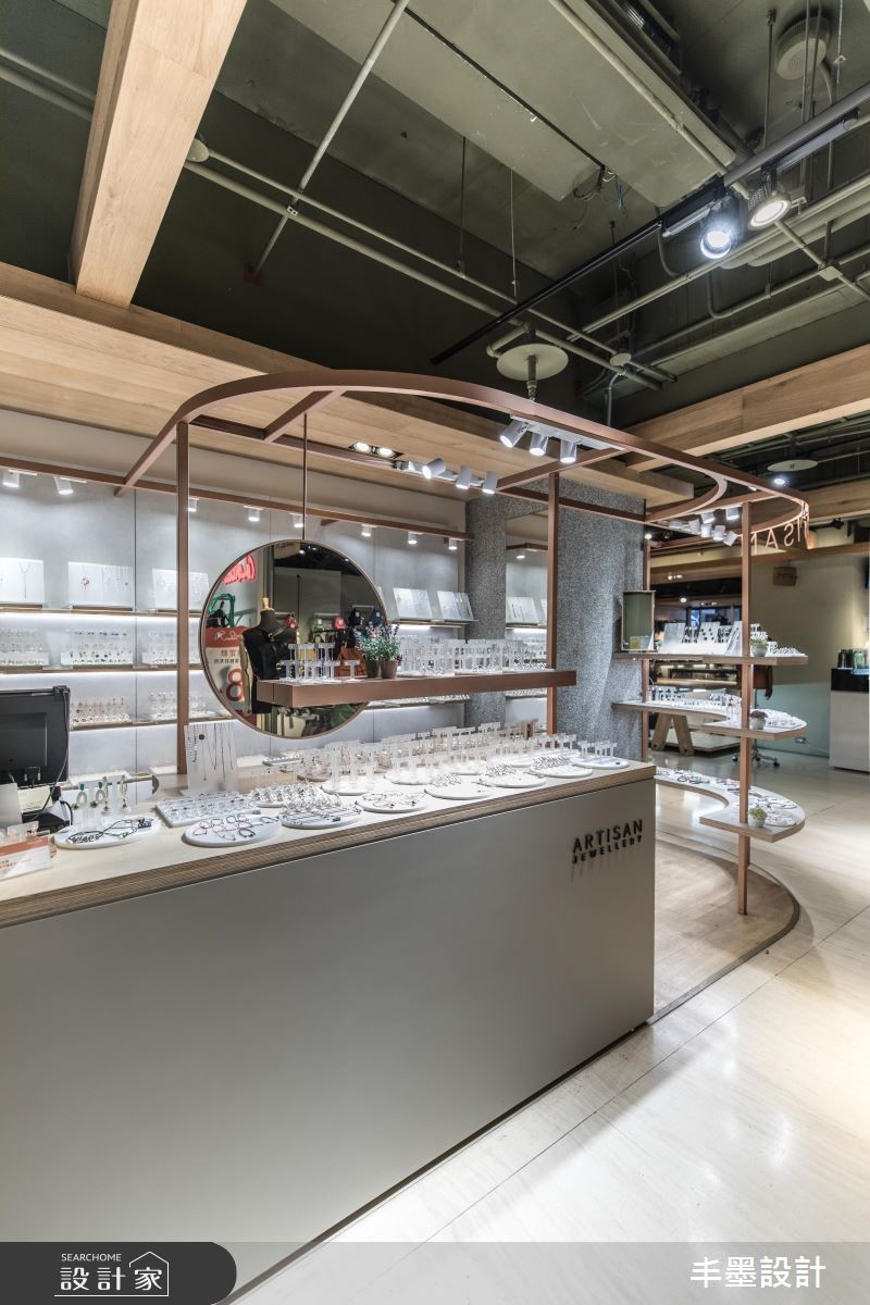 「ARTISAN」飾品店，設計師以簡約風打造商空店面，透