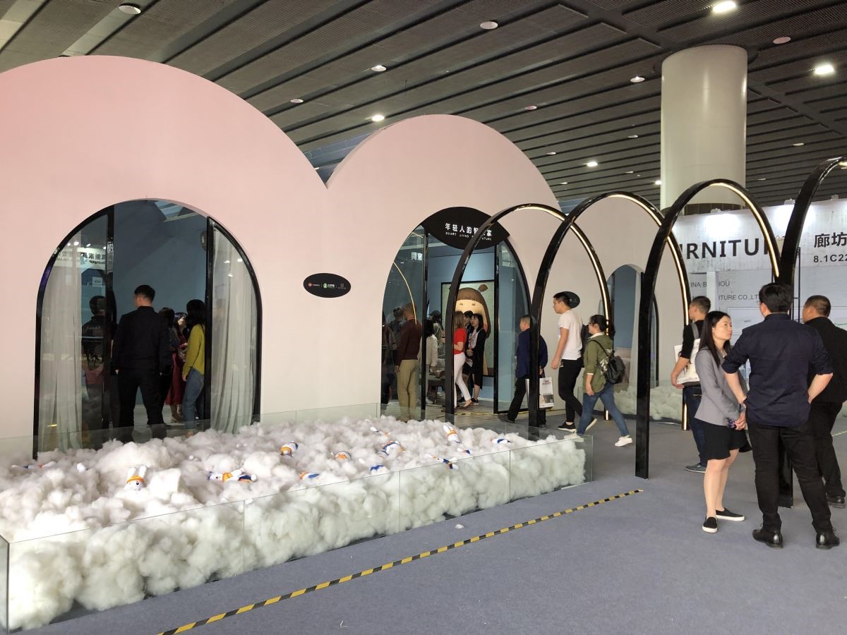 香港設計大師梁景華以弧形拱門及門扇，彷彿騰飛在白雲上，讓人想像無限，腦洞大開！