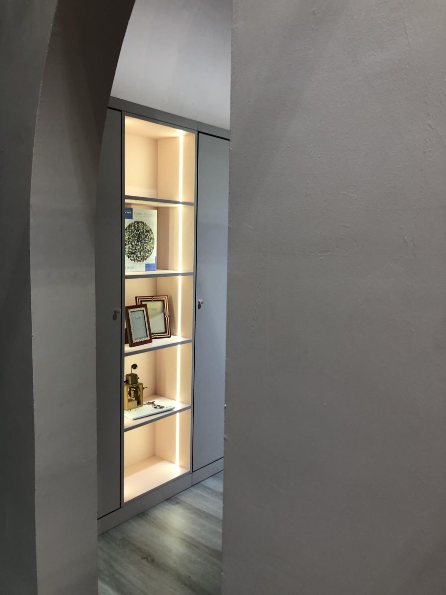 弧形拱門被廣泛運用在展場各處，有時是製造緩衝的玄關，有時則能成為令人安心入眠的角落。