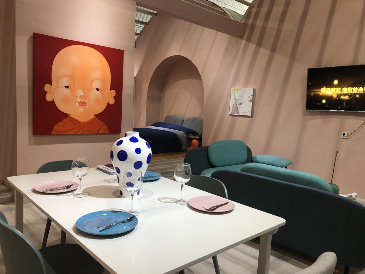 梁景華設計師認為：開放式的空間設計有助於緩解小空間的壅塞感，並且在距離相近的空間裡凝聚情感。