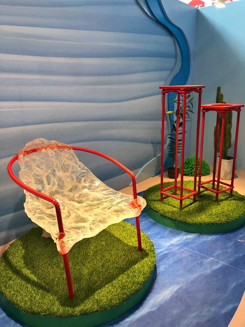 以特殊材質結合鋼筋，剛強而簡單的線條，彷彿包浩斯美學的變種。