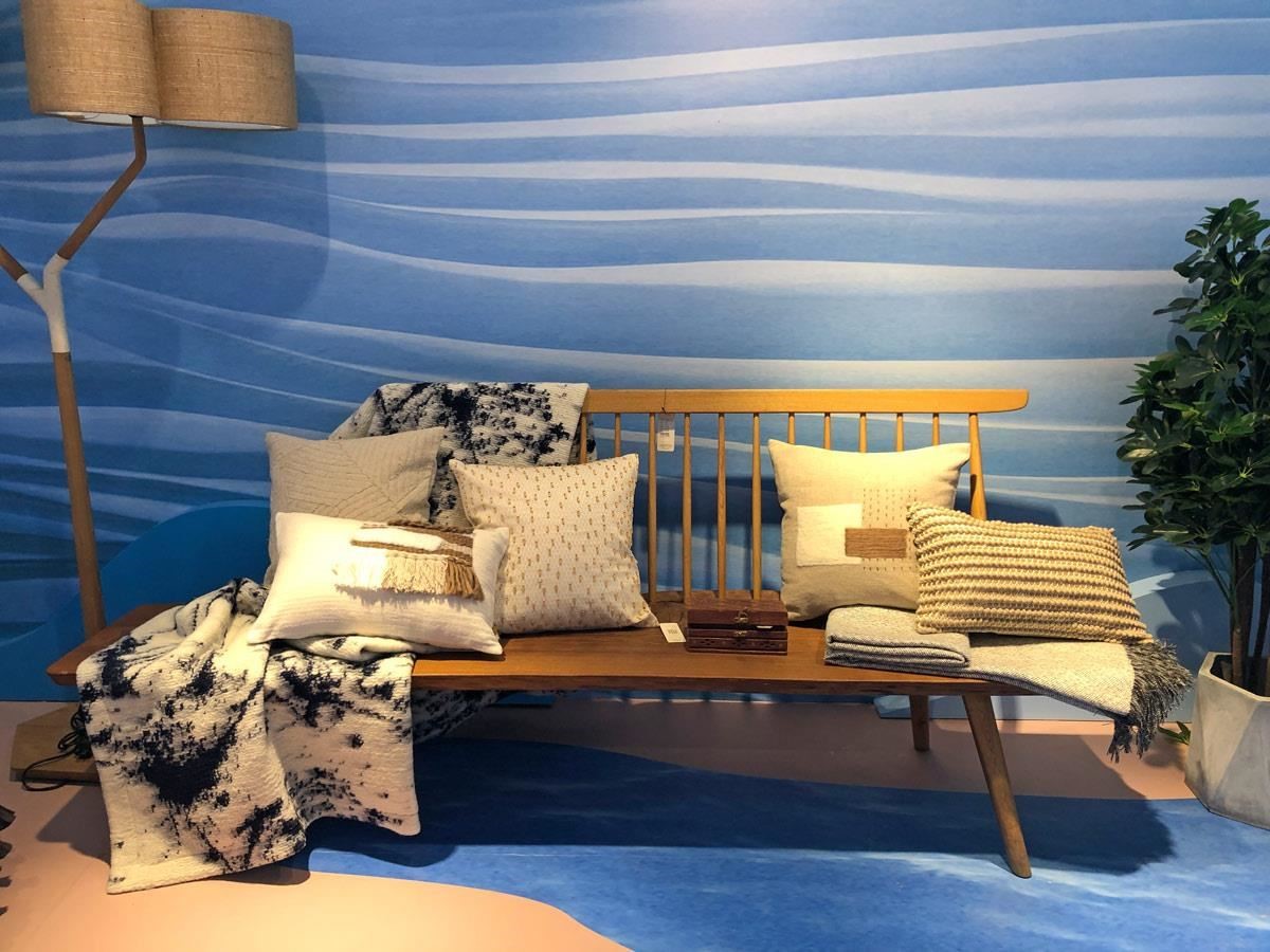 附有椅背的長椅，可供多人乘坐，未做滿椅背的兩側可擺放抱枕、盆栽、蓋毯等進行多元使用安排。