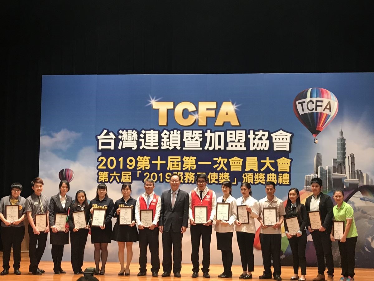 TCFA 協會陳翔玢副理事長頒發服務天使獎給優渥實木周楹家(右二)、歐德傢俱侯伊貞(右三)。