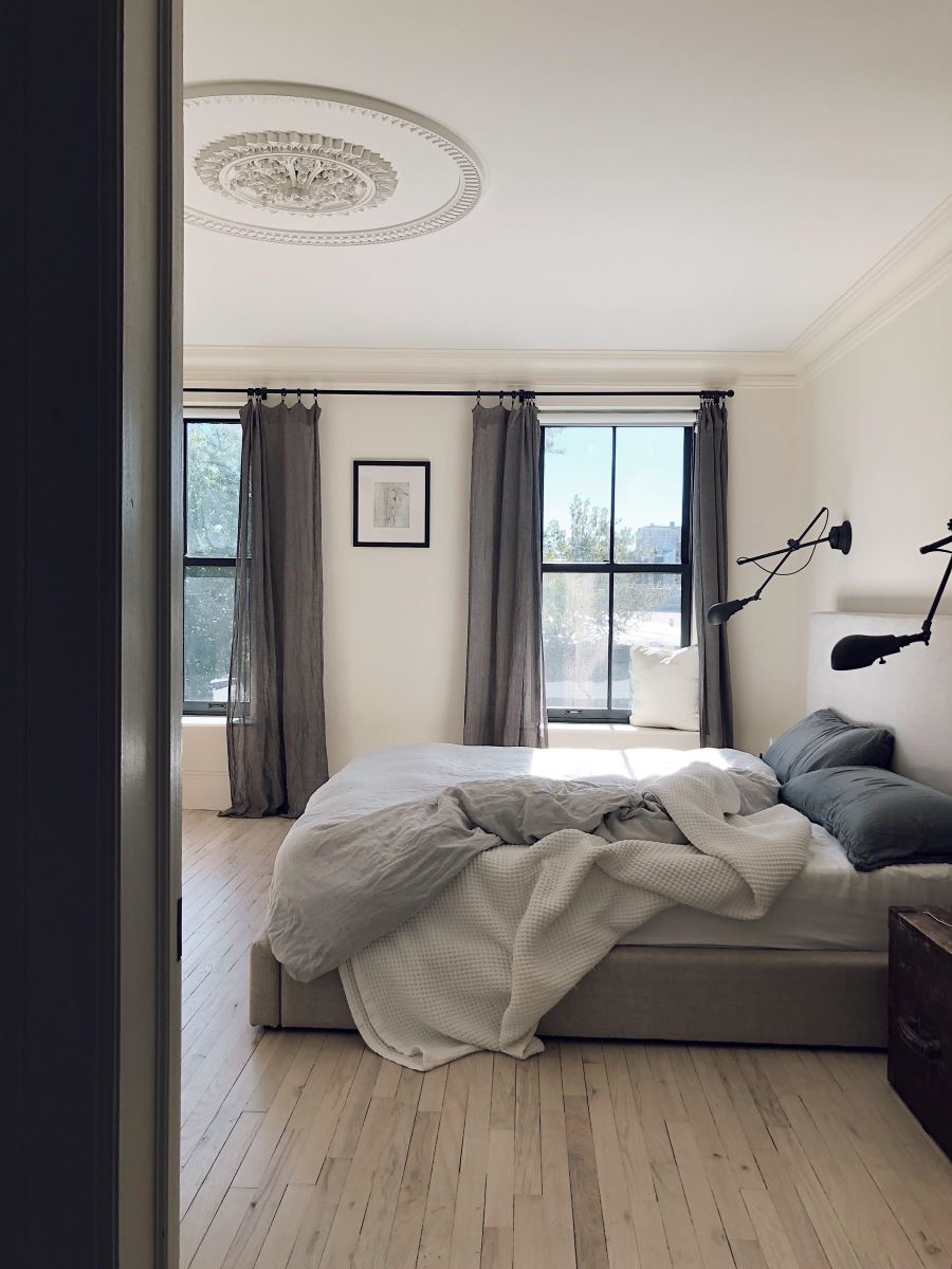 恢復主臥天花板上的圓頂雕刻，讓主臥空間在低調、不繁複的裝飾下，舒適又散發優雅氛圍。