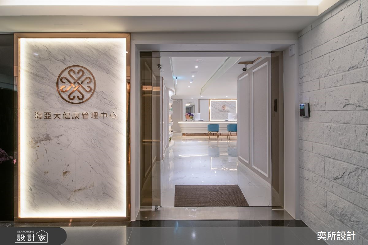 57 坪老屋改建為健康管理中心，為化解樓高過低的限制