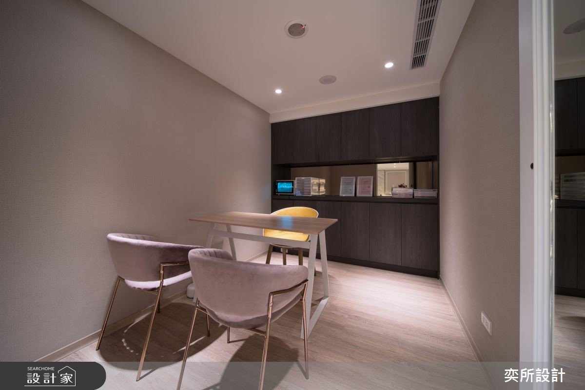 57 坪老屋改建為健康管理中心，為化解樓高過低的限制