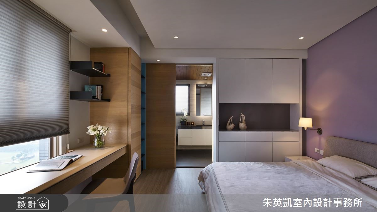 45 坪居家，設計師解構原先格局配置，將 3 間衛浴縮減