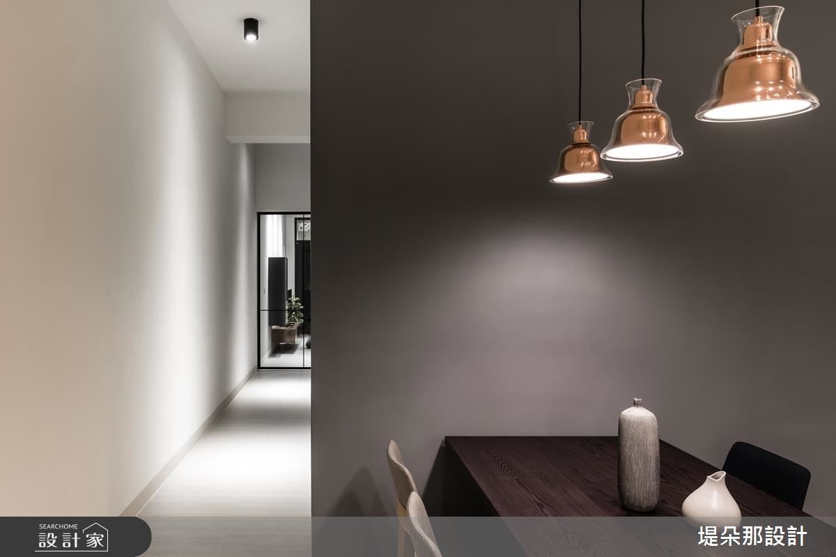 在科技業工作的兒女，為了報答退休父母的養育之恩，找