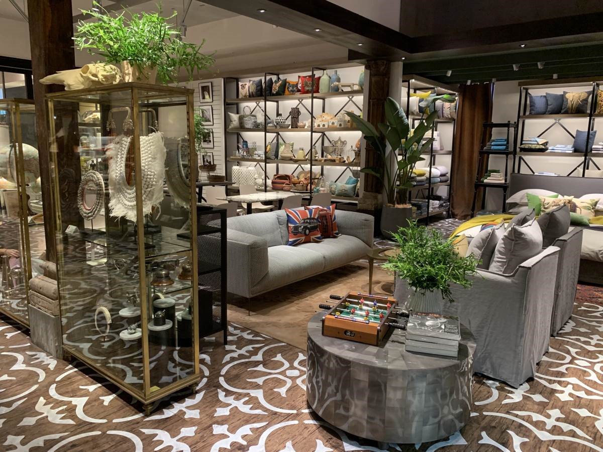 空間中的透明展示櫃，皆是古董，有的甚至曾經是作為冰箱用途。