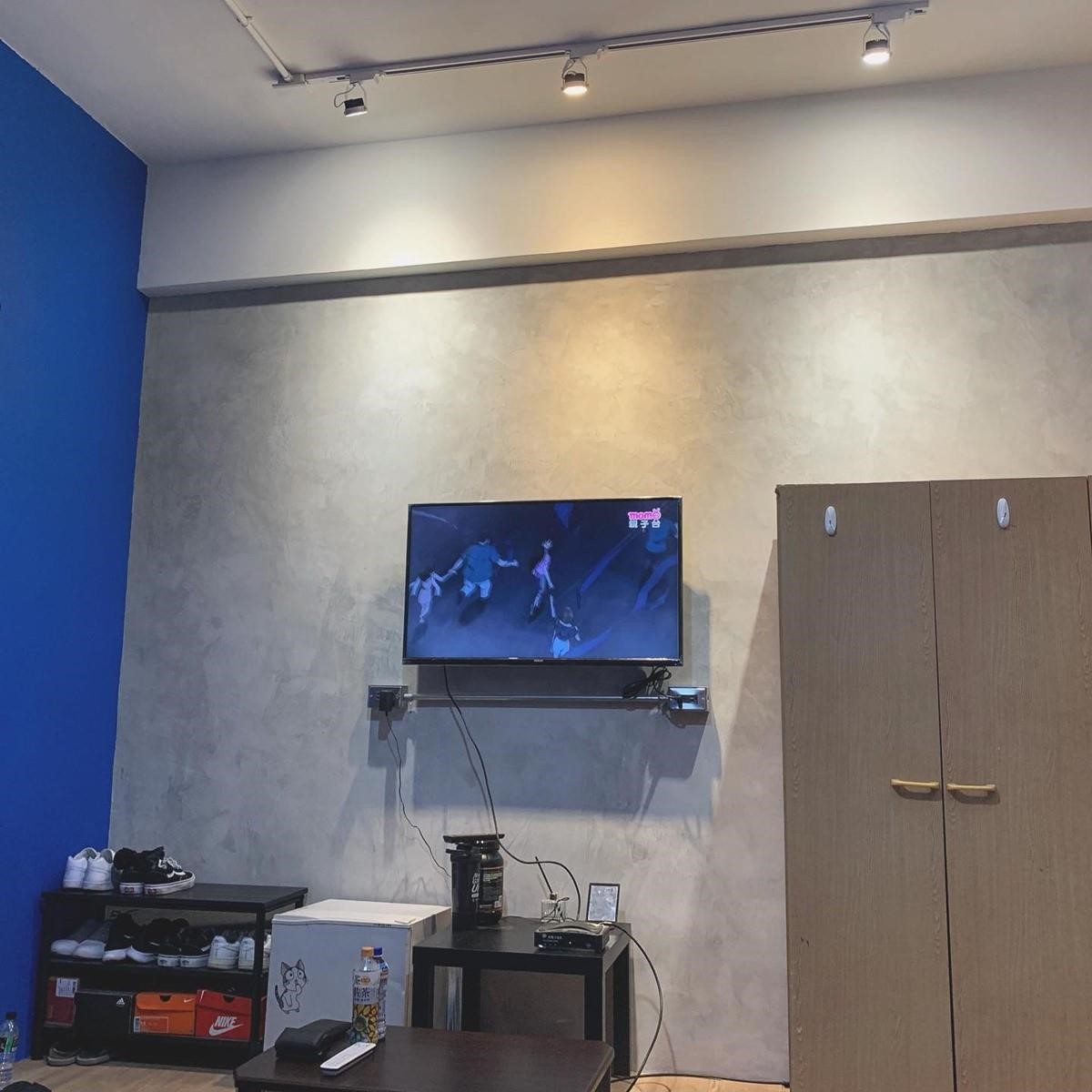 電視牆的收納櫃。