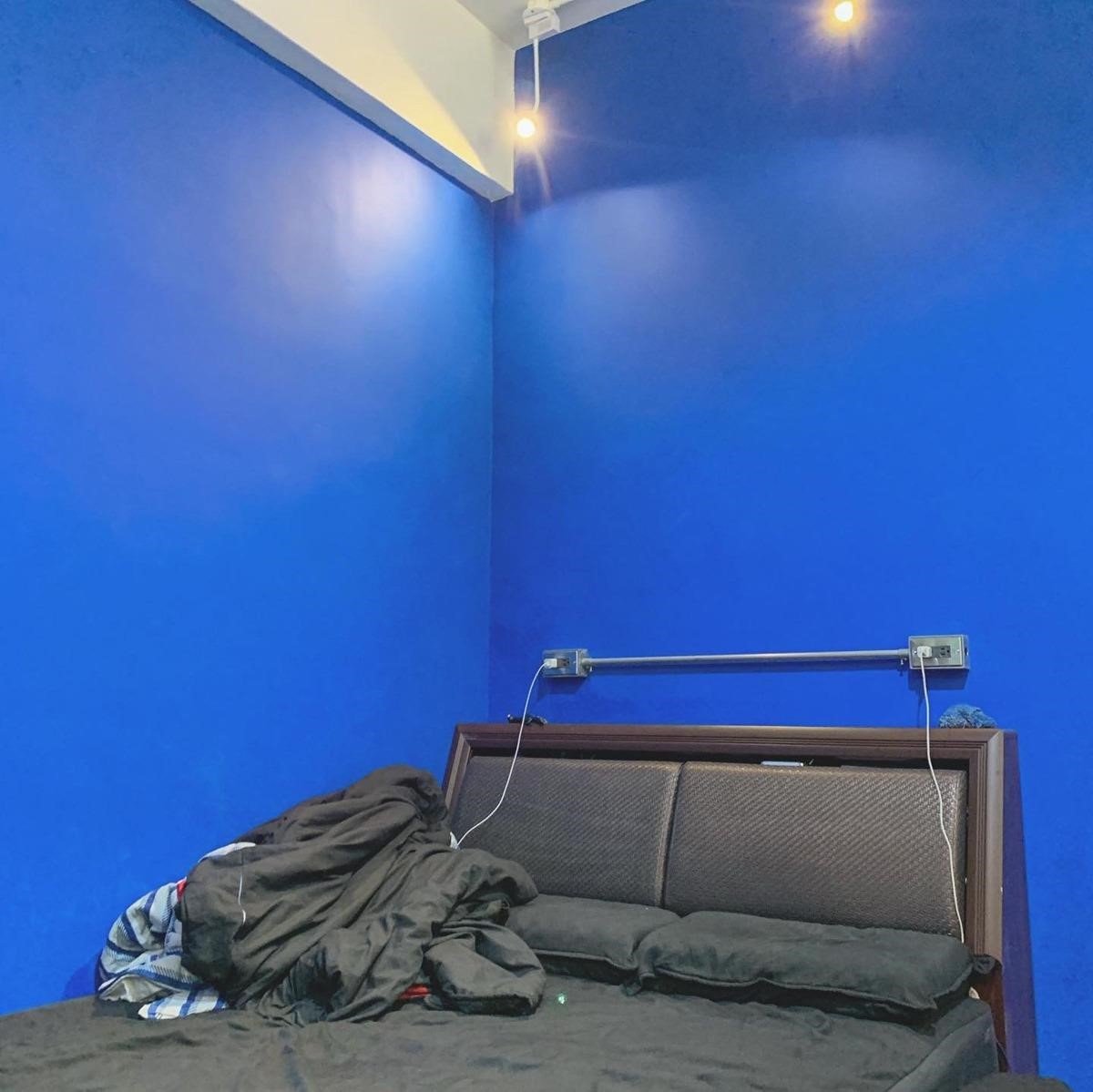 床頭牆的工業風插座。