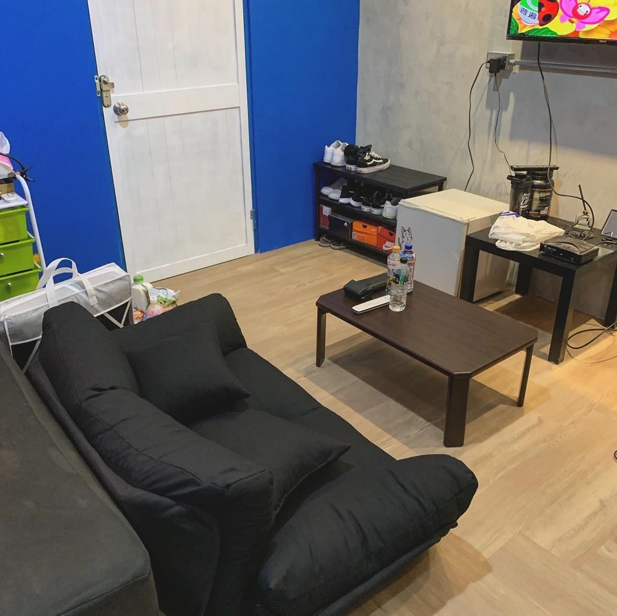 房門噴上白漆。