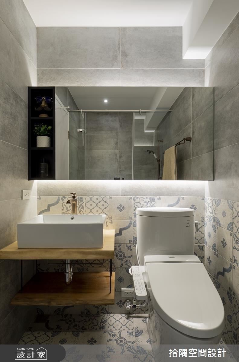 浴室藉由花磚結合水泥,豐富空間視覺美感。