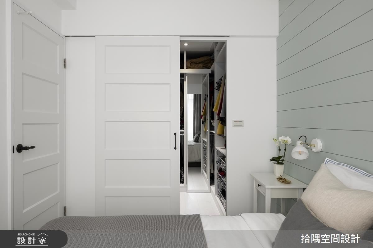 主臥隔出更衣室空間,滿足屋主的生活需求。