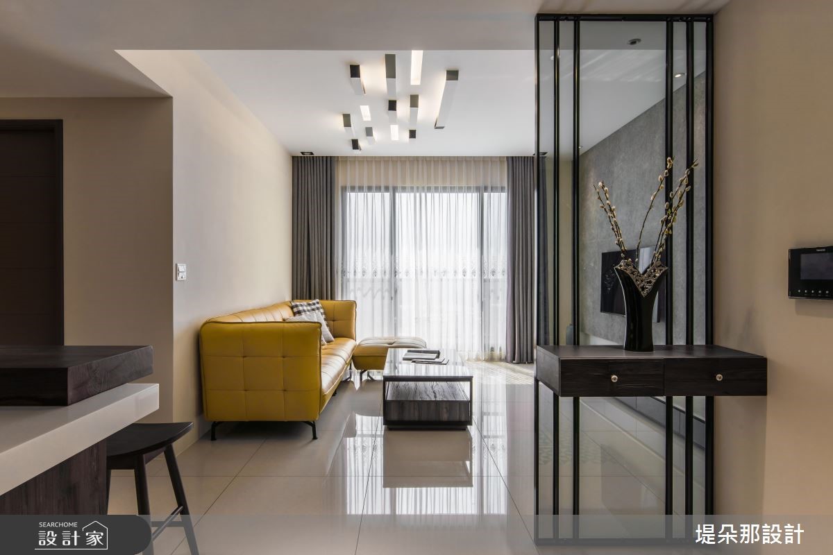 緊鄰河畔的新式大廈是兩夫妻購入的第二間房，帶著搬遷