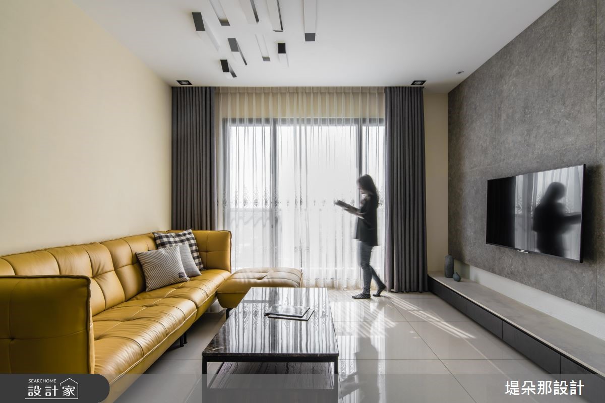 緊鄰河畔的新式大廈是兩夫妻購入的第二間房，帶著搬遷