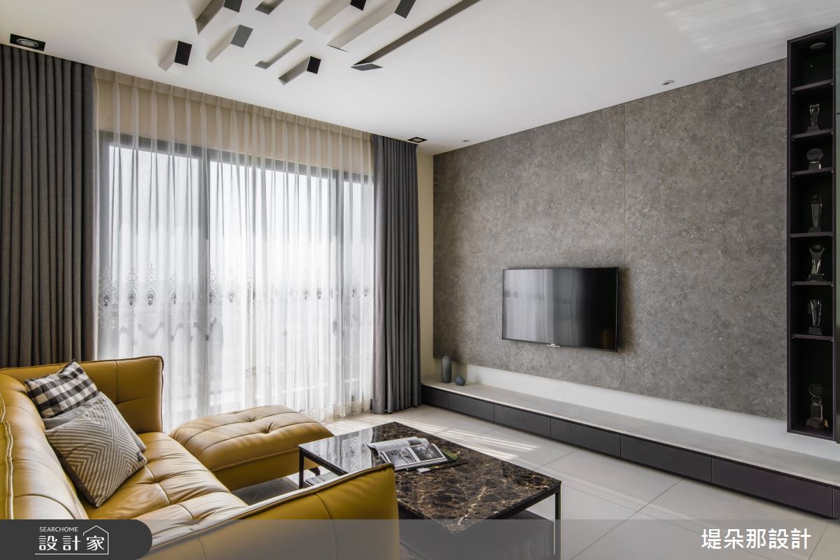 緊鄰河畔的新式大廈是兩夫妻購入的第二間房，帶著搬遷