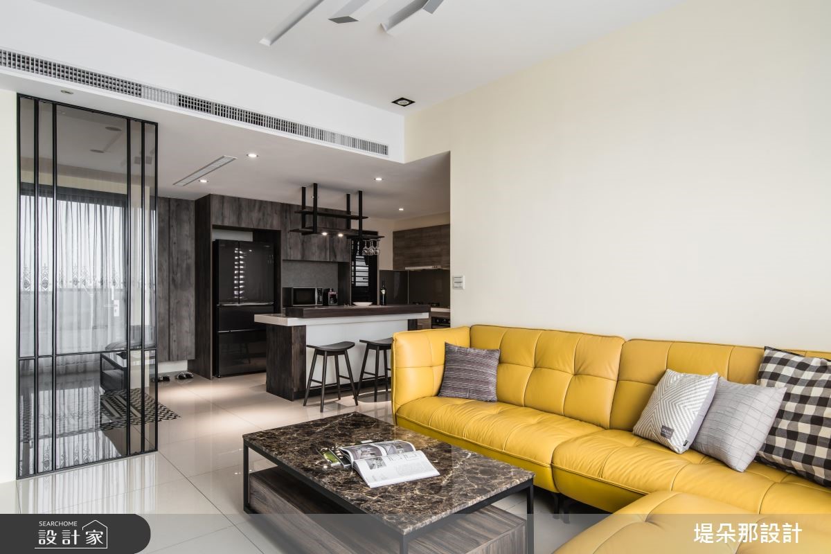 緊鄰河畔的新式大廈是兩夫妻購入的第二間房，帶著搬遷