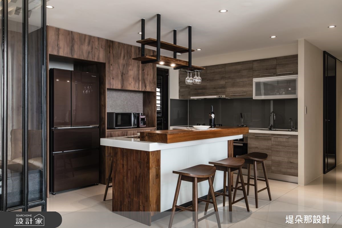 緊鄰河畔的新式大廈是兩夫妻購入的第二間房，帶著搬遷