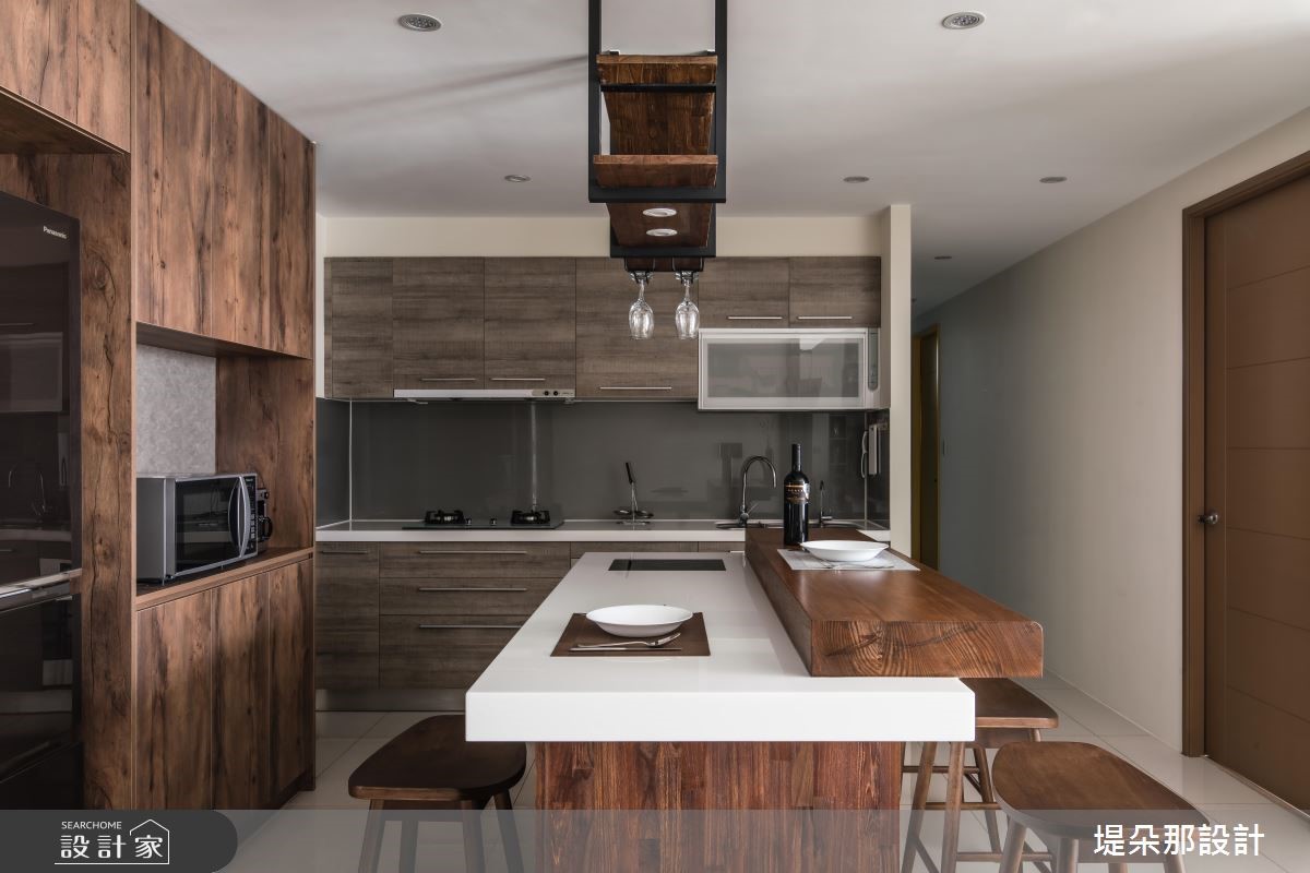 緊鄰河畔的新式大廈是兩夫妻購入的第二間房，帶著搬遷