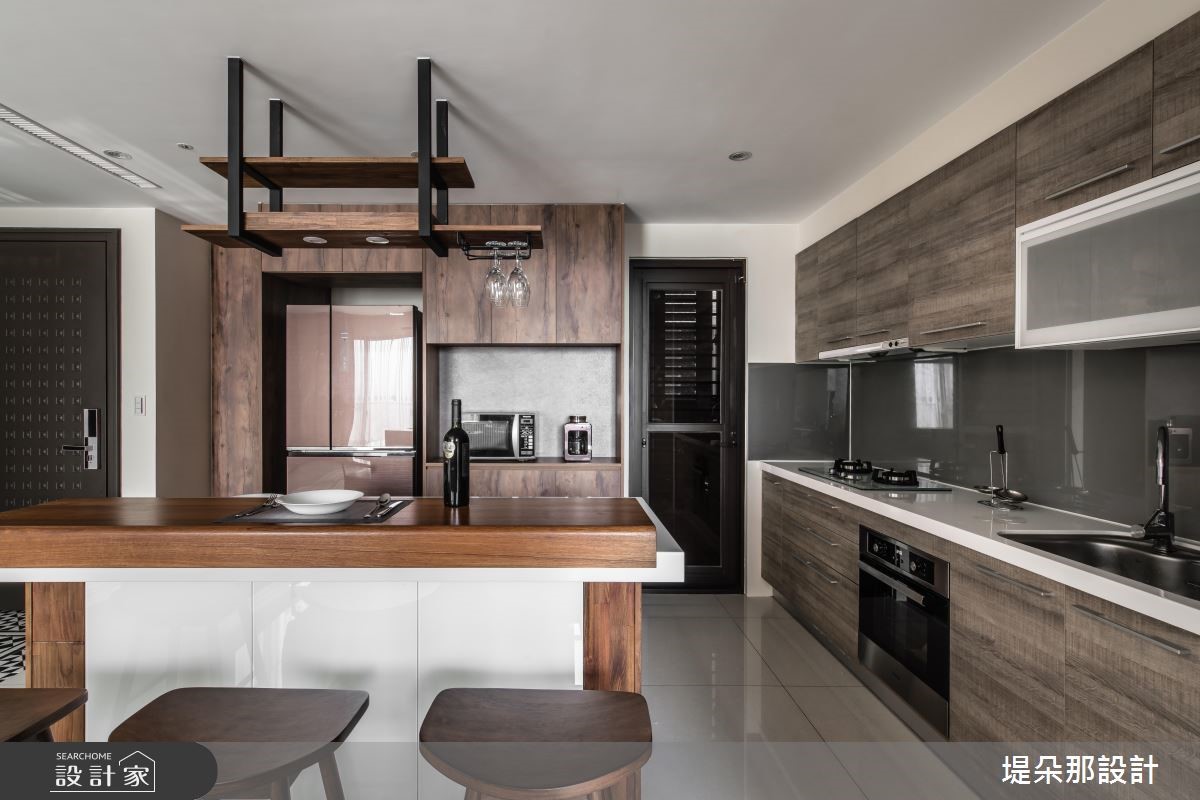 緊鄰河畔的新式大廈是兩夫妻購入的第二間房，帶著搬遷