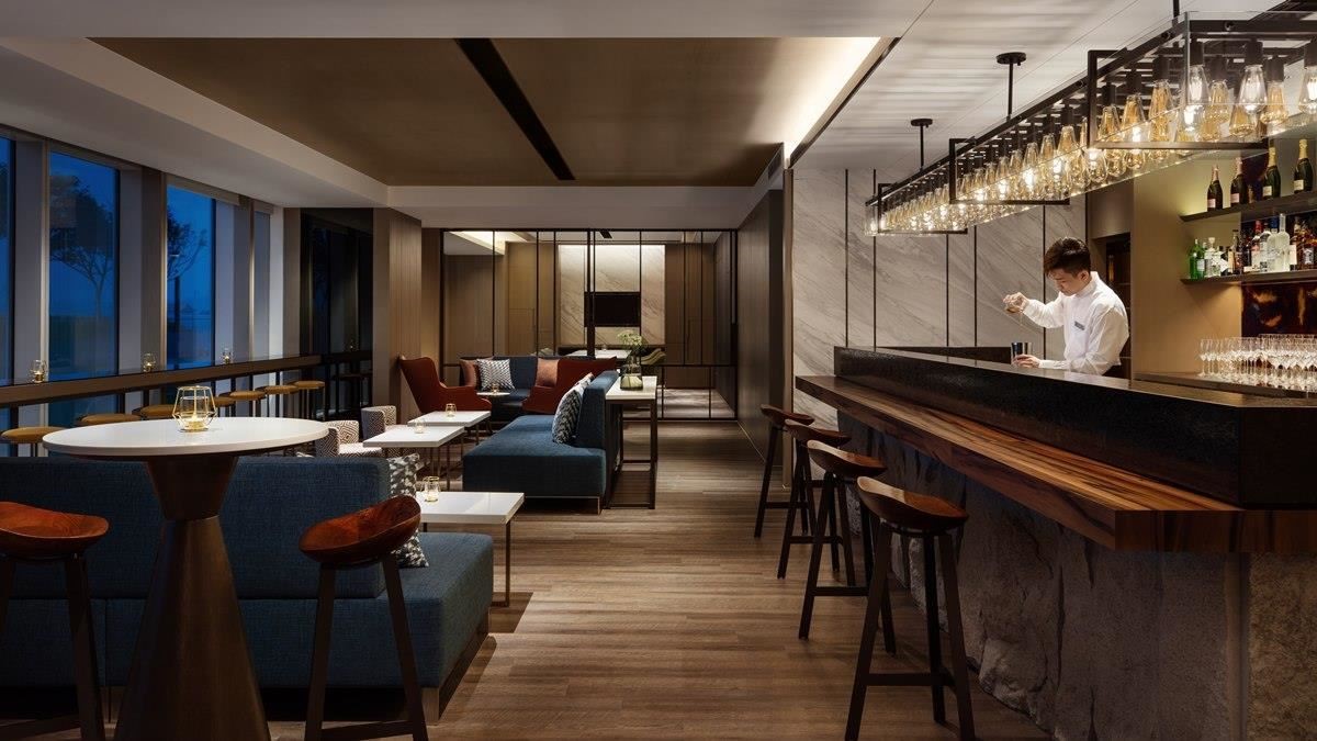 14 樓 Drift Lounge Bar 採深色調搭配跳色軟件，交織出奢華而富含人文氣息的愜意氛圍。