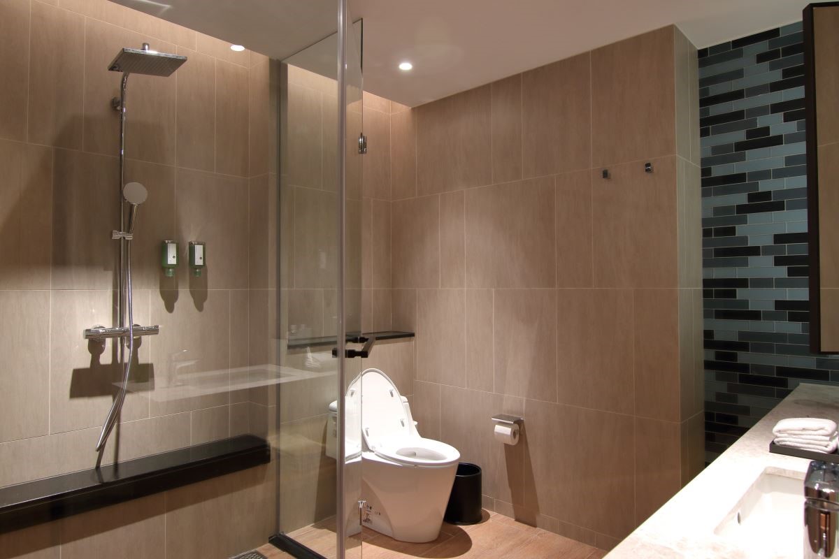 不僅限於地坪，立面也能透過磁磚鋪陳，營造別致的視覺效果。